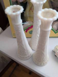 lot 3152 image: Set of 3 milk glass bud vases