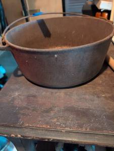 lot 3158 image: Cast Iron Dutch Oven Set