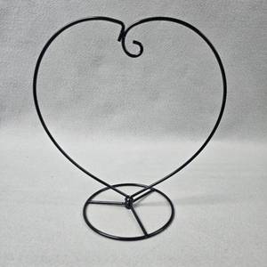 lot 150 image: Metal Heart Shaped Ornament Stand