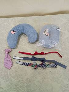 lot 7 image: Baby lot with neck pillows and ties