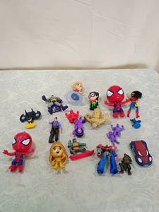 lot 9 image: Mixed Superhero Mini Figure Lot
