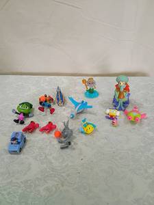 lot 11 image: Mixed Character Toy Figure Lot items in pictures