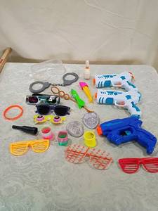 lot 21 image: Toy Party Pack Bundle - Water Guns and Novelty Accessories