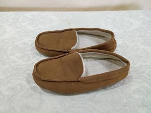 lot 30 image: Boys Brown Suede Moccasin Slippers with Sherpa Lining size 2