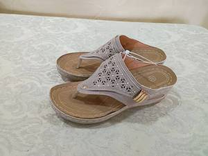 lot 31 image: Womens Grey Cutout Floral Thong Sandals size 37