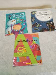 lot 38 image: Scholastic Childrens Book Collection - Bilingual SpanishEnglish book