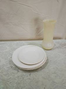lot 56 image: MacBeth Evans American Sweetheart Monax Dinnerware Set (white dishes with vase)