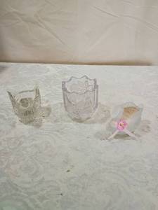 lot 59 image: Avon Glass Bird Candle Holder Collection