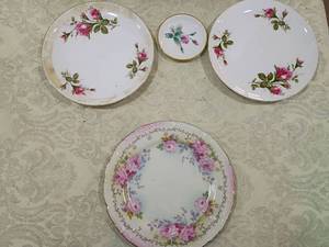 lot 70 image: Floral glass plate set