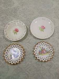 lot 71 image: Decorative Plate and Lace Trim Set