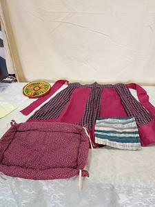 lot 85 image: Kitchen items including a half apron two pot holders and a casserole warmer