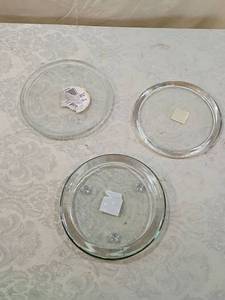 lot 135 image: 5 inch Glass Display Plate Set