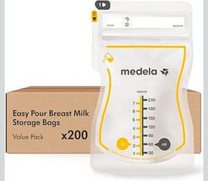 lot 15742 image: Medela Easy Pour Breastmilk Storage Bags 200 Count 7oz210ml Disposable, Leakproof, Fast Freeze, Breast Milk Protection Recyclable & BPA Free - Retail $0