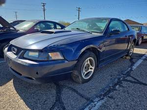 lot 18 image: 2001 Ford Mustang - BLUE