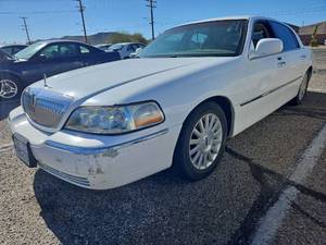lot 19 image: 2003 Lincoln Town Car - WHITE