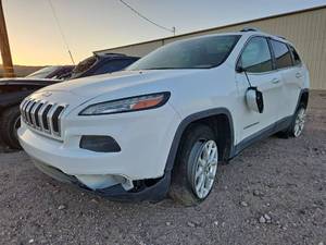 lot 33 image: 2017 Jeep Cherokee - WHITE