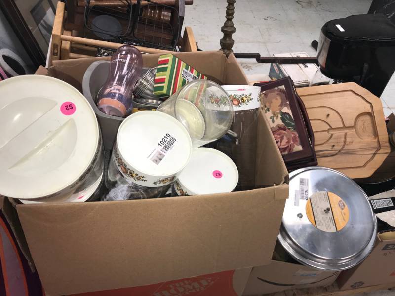 lot 9002 image: Pallet of Home Dcor and more