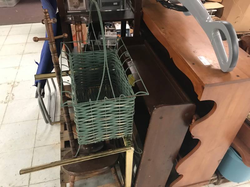 lot 9003 image: Pallet of Furniture