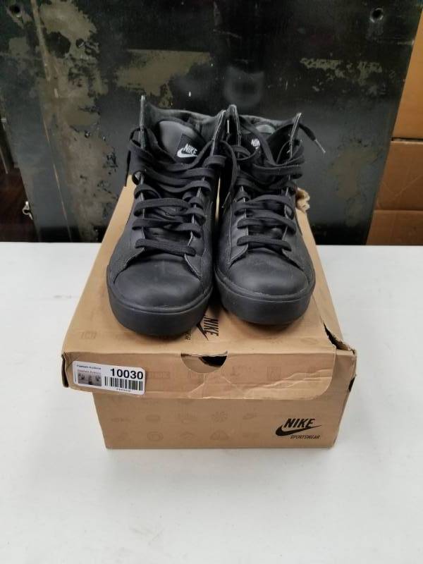 lot 10030 image: Black Nike High Tops Sz 13