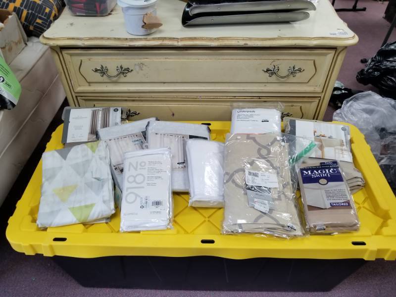 lot 10184 image: Curtains, Bed skirt, Tablecloth and Other Lot