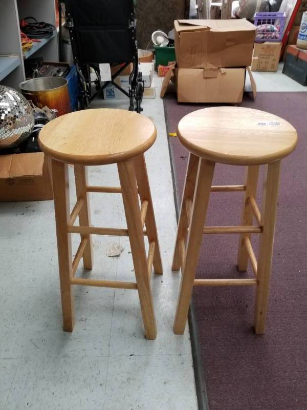 lot 10186 image: Pair of Light Oak Backless Stools