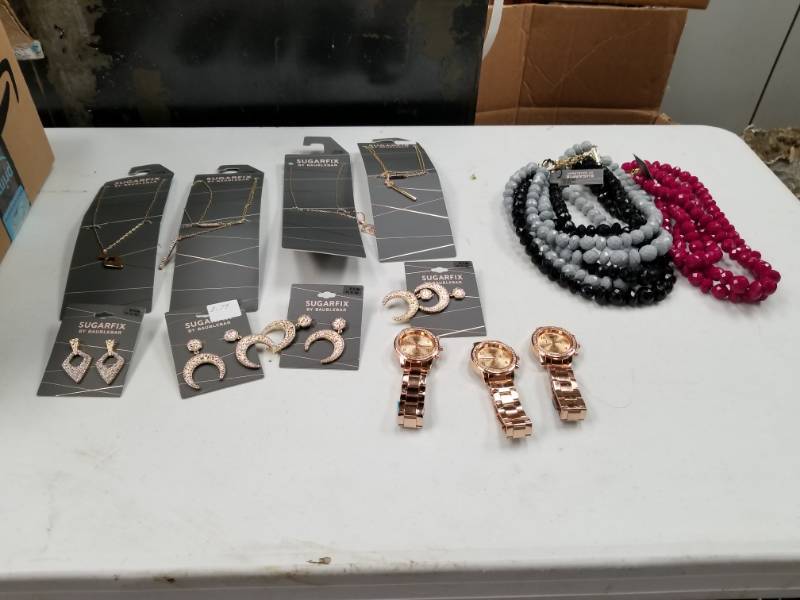 lot 10238 image: Watch and Jewelry Lot