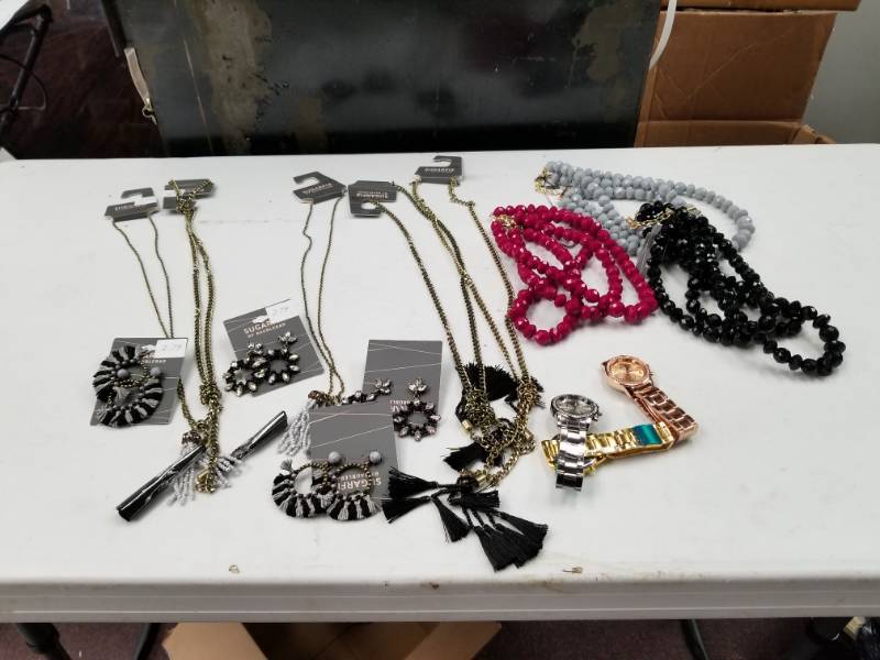 lot 10239 image: Watch and Jewelry Lot