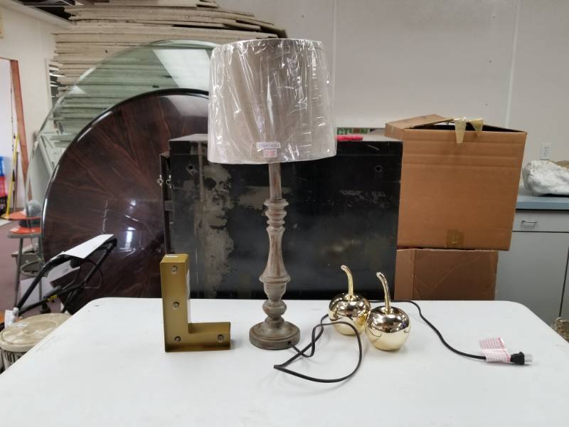 lot 10252 image: Lamp and Golden Decor Lot