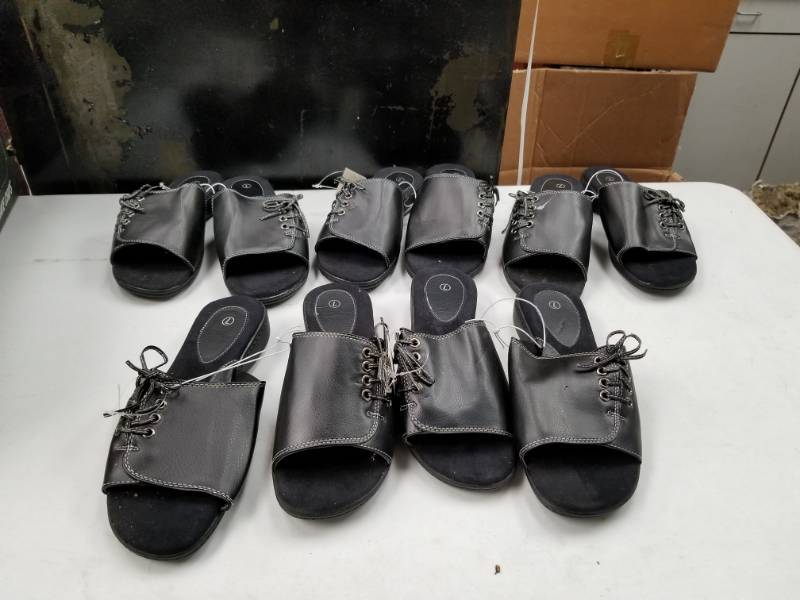 lot 10270 image: Black Sz L Flip Flops