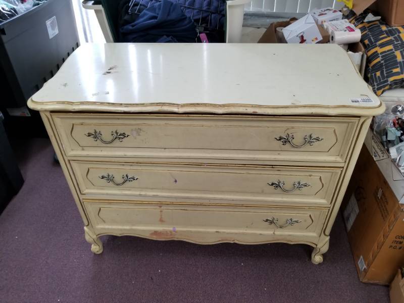 lot 102860 image: Antique Dresser