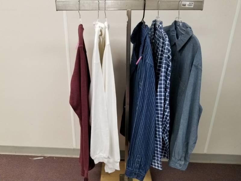 lot 10321 image: Mens XL Clothing Lot