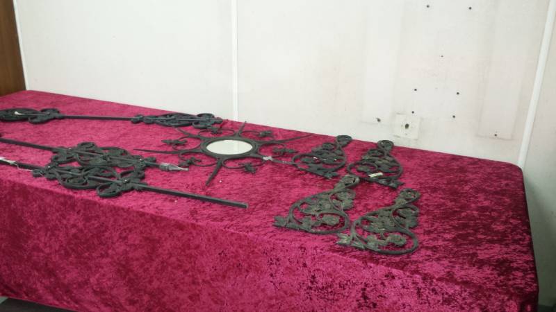 lot 3969 image: Ornate Metal Dcor