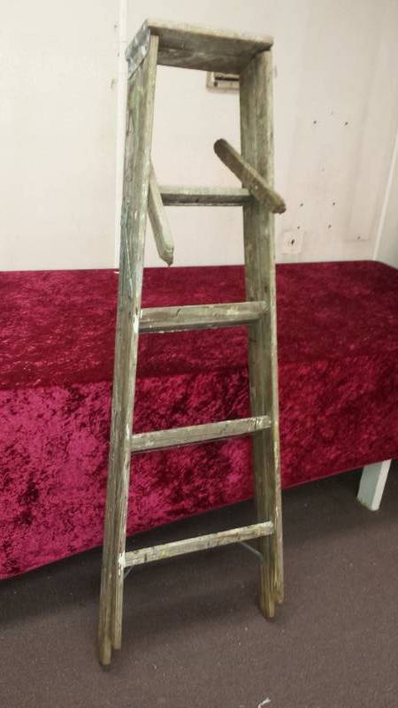 lot 3973 image: Wooden Ladder