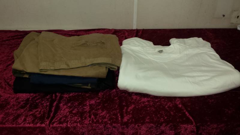 lot 10265 image: Pants 66 x 38 and T-shirts 6xl  Lot