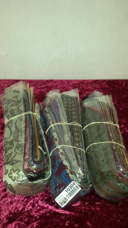 lot 10304 image: Large Bundles of Mens Ties