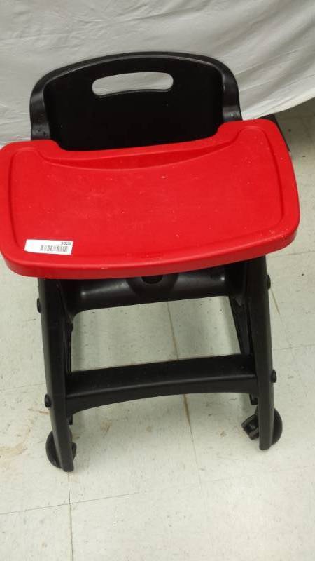 lot 5303 image: Rubbermaid High Chair wTray