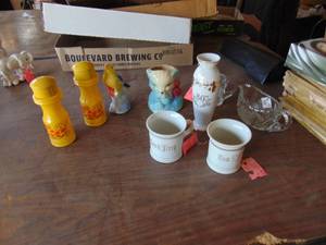 lot 3278 image: Salt and Pepper Shakers - Tom and Jerry Cups - Decor