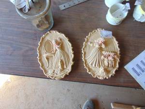lot 3286 image: Pair of Chalkware wall displays