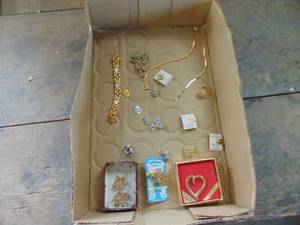 lot 3319 image: Costume Jewelry - Heart Charm