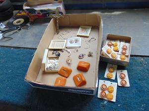 lot 3337 image: Bakelite Buttons and Religous piece