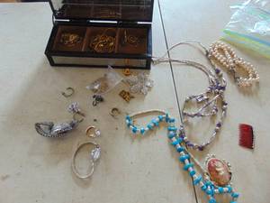 lot 3379 image: Selection of Jewelry - Necklaces in Box
