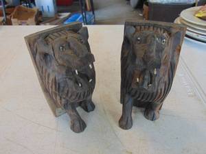 lot 3391 image: Pair of Lion Head Book Ends