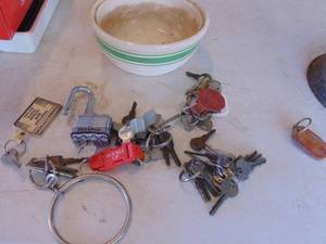 lot 3392 image: Crock Bowl with Keys