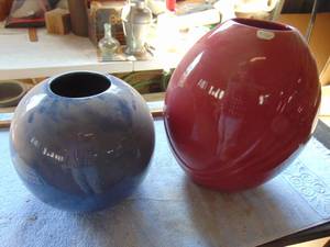 lot 3438 image: Pair of large Haeger vases