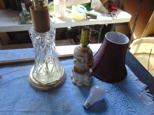 lot 3439 image: Pair of small desk lamps