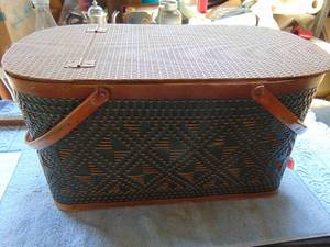 lot 3443 image: Picnic basket