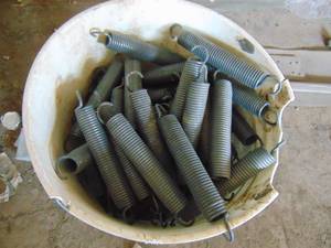 lot 3447 image: 5 gallon bucket with springs