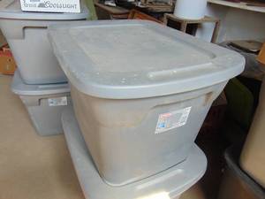 lot 3451 image: 1 Tub with Contents - Vintage Toys - Will need cleaned