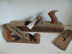 lot 3455 image: Wood Planes and Small Mantle Clock
