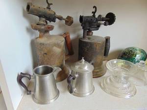 lot 3458 image: Contents of Shelves - Vintage Torchs